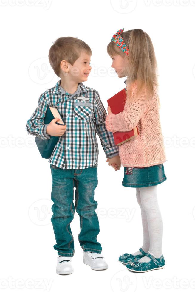 enfants avec des livres sur fond blanc photo