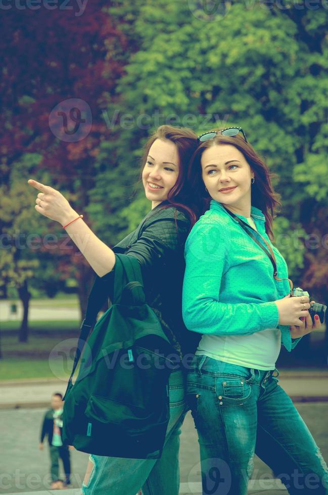 les touristes marchent sur la nouvelle ville photo