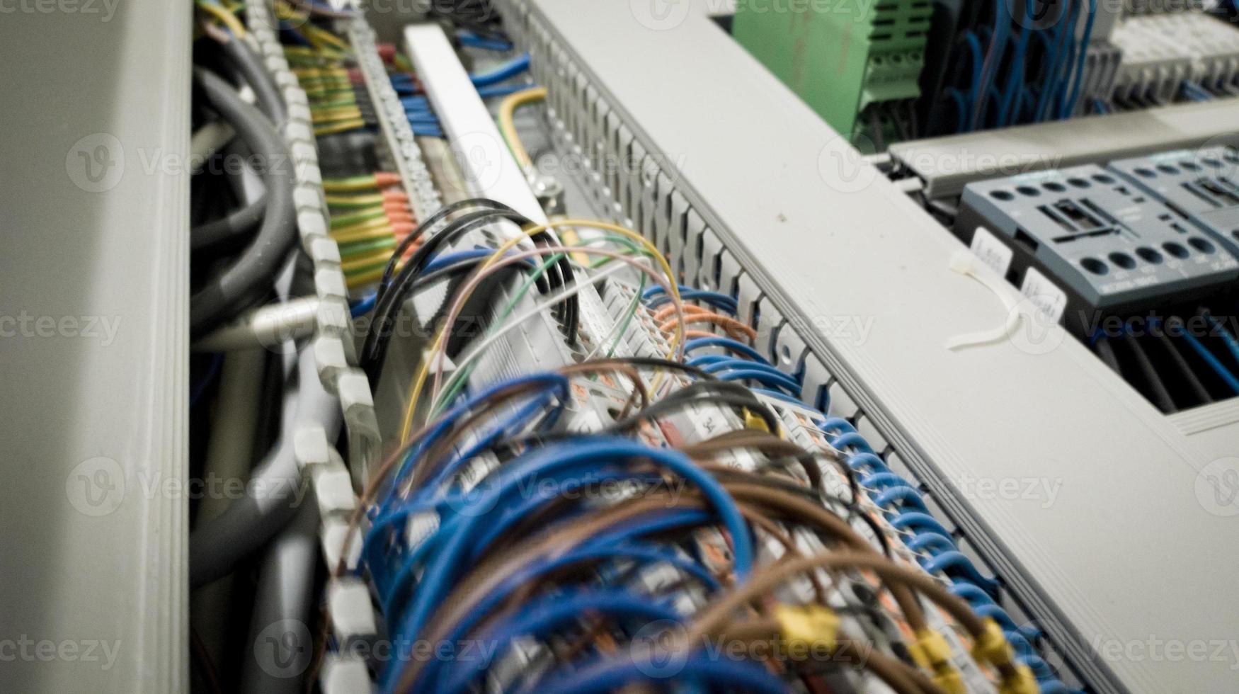 circuit d'alimentation d'installation de câblage dans le microcontrôleur du panneau. photo