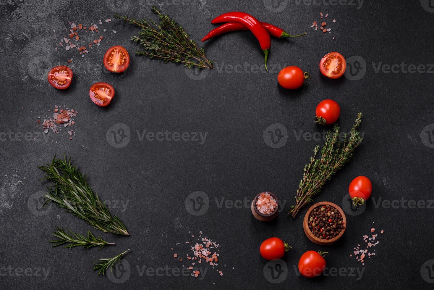 viande de porc crue fraîche sur les côtes avec des épices et des herbes sur une planche à découper en bois photo