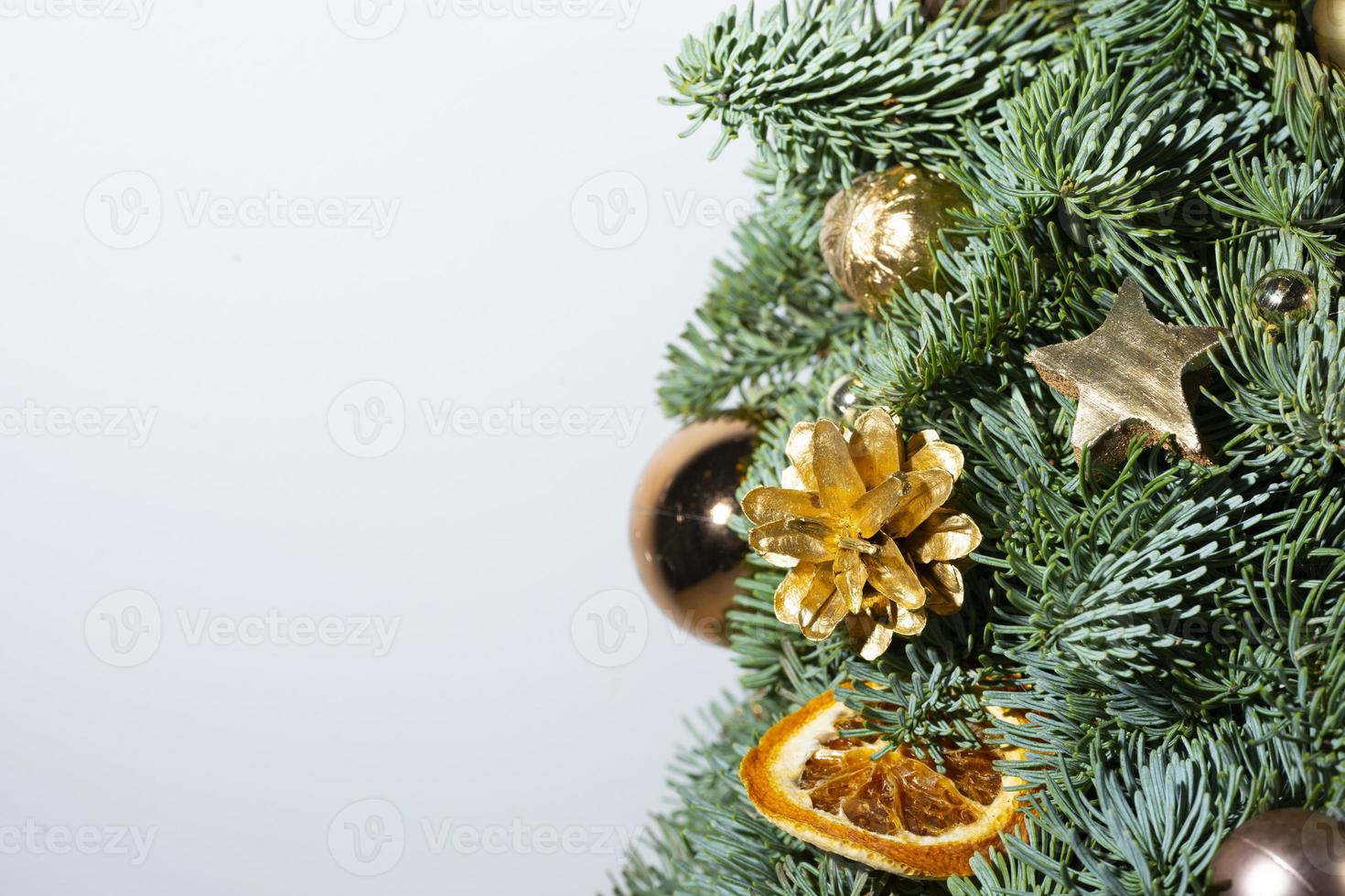 fond de noël avec sapin de noël et décor. photo