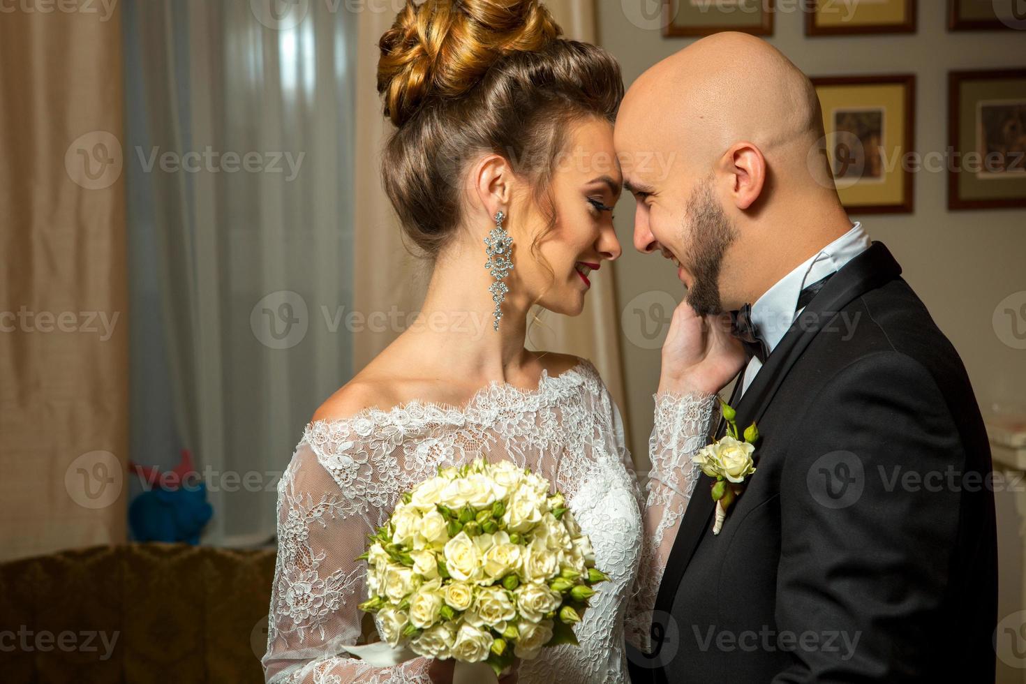 jeune couple juste joyeux amoureux s'embrassant et souriant les uns aux autres photo