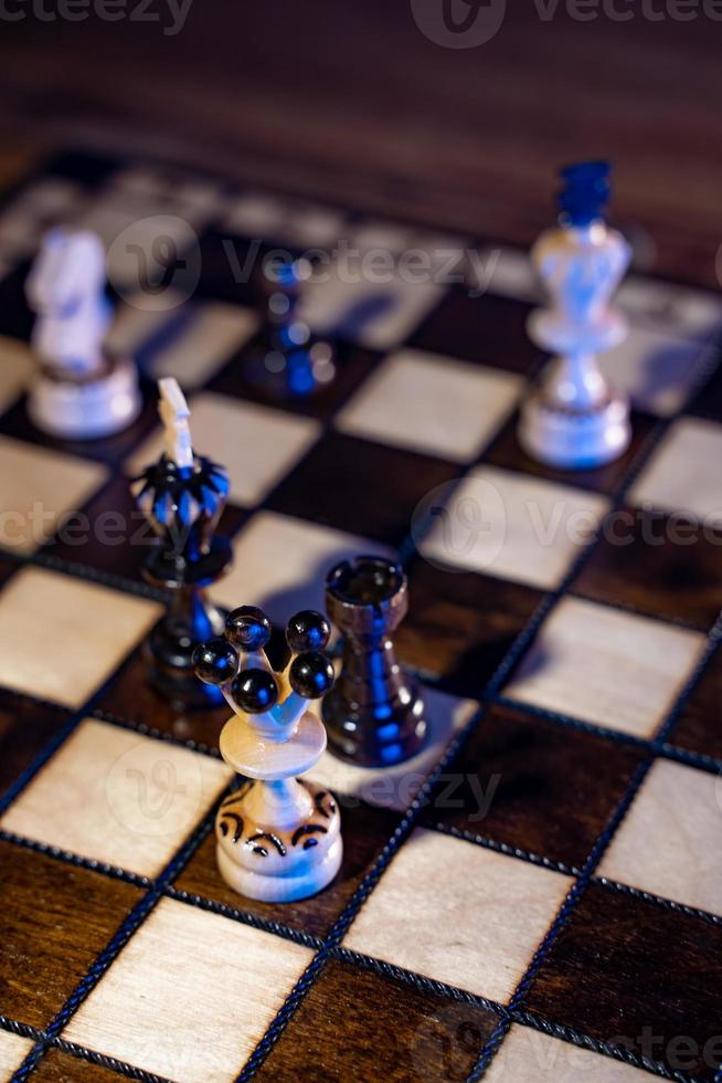 échiquier avec des pièces d'échecs sur fond bleu. concept d'idées commerciales et d'idées de concurrence et de stratégie. photo