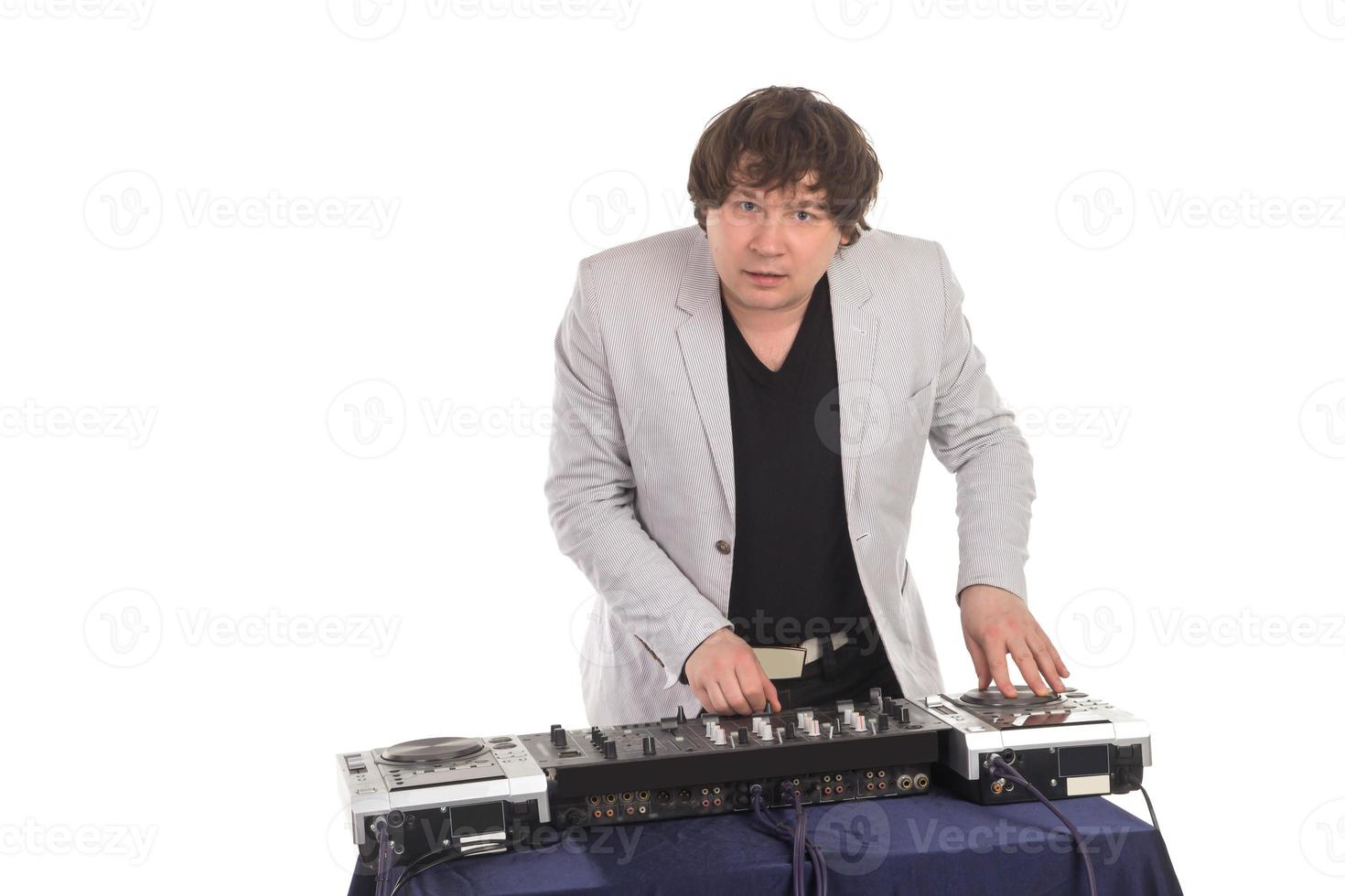 dj avec la table de mixage photo