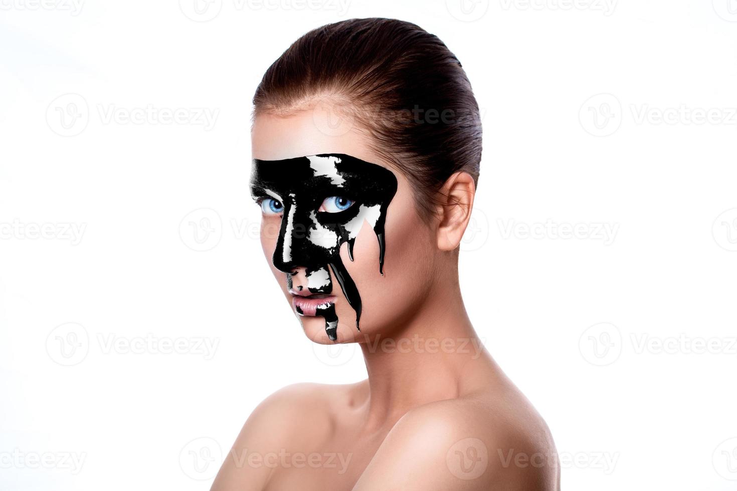 peinture noire sur le visage de la femme photo
