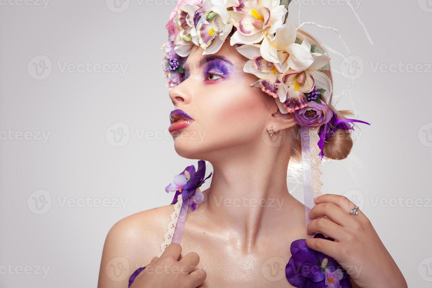 jeune fille avec une couronne sur la tête photo