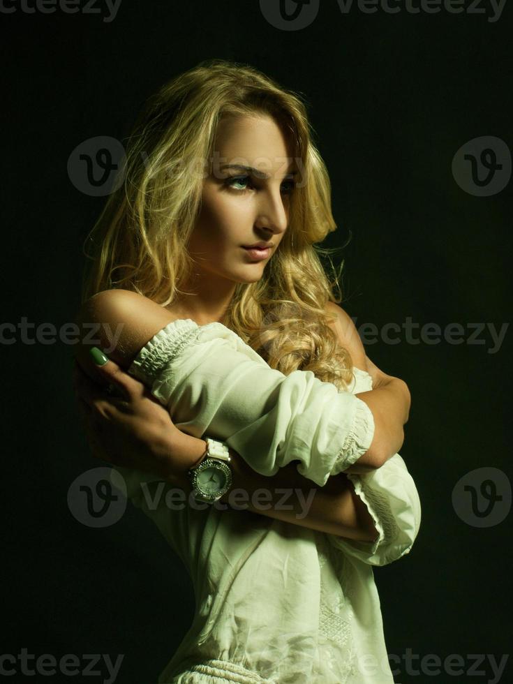 portrait de jeune fille adulte en studio photo