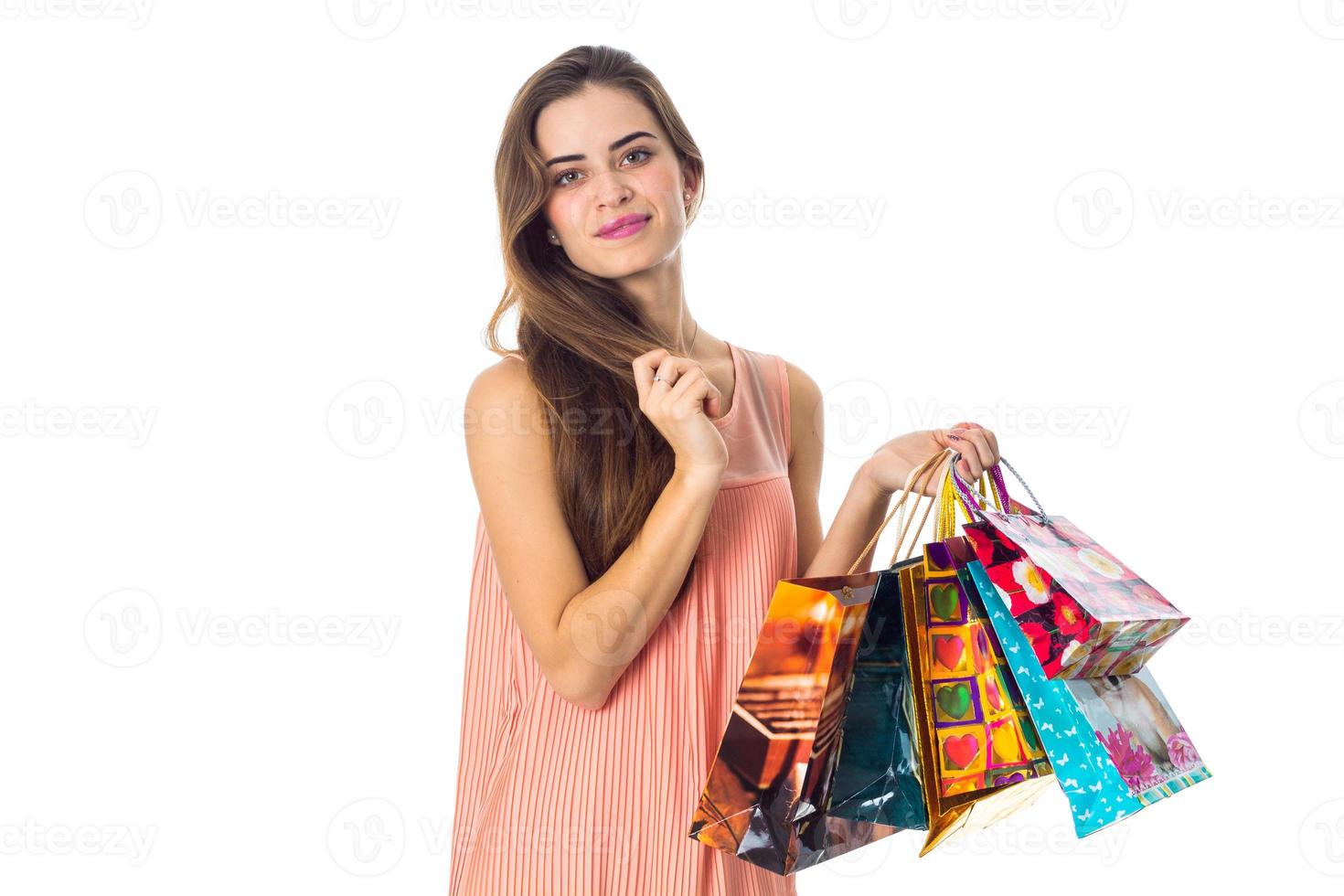 jeune fille se tient avec des colis de magasins isolés sur fond blanc photo