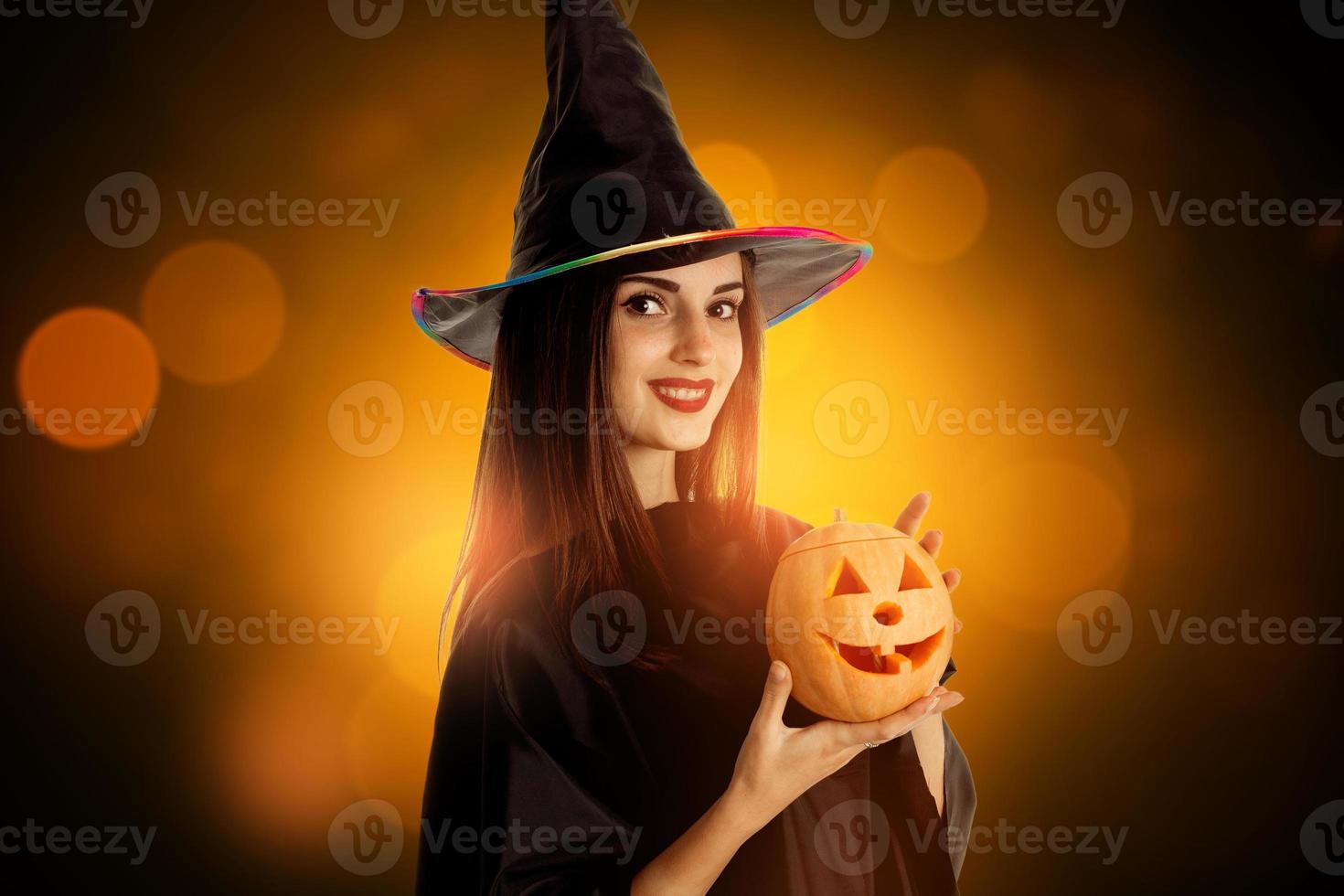 gaie jeune fille brune dans des vêtements de style halloween photo