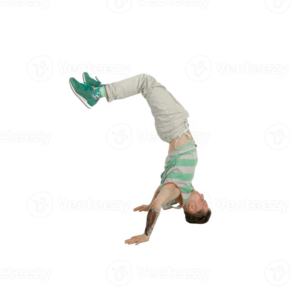 jeune danseur de break debout sur la tête photo