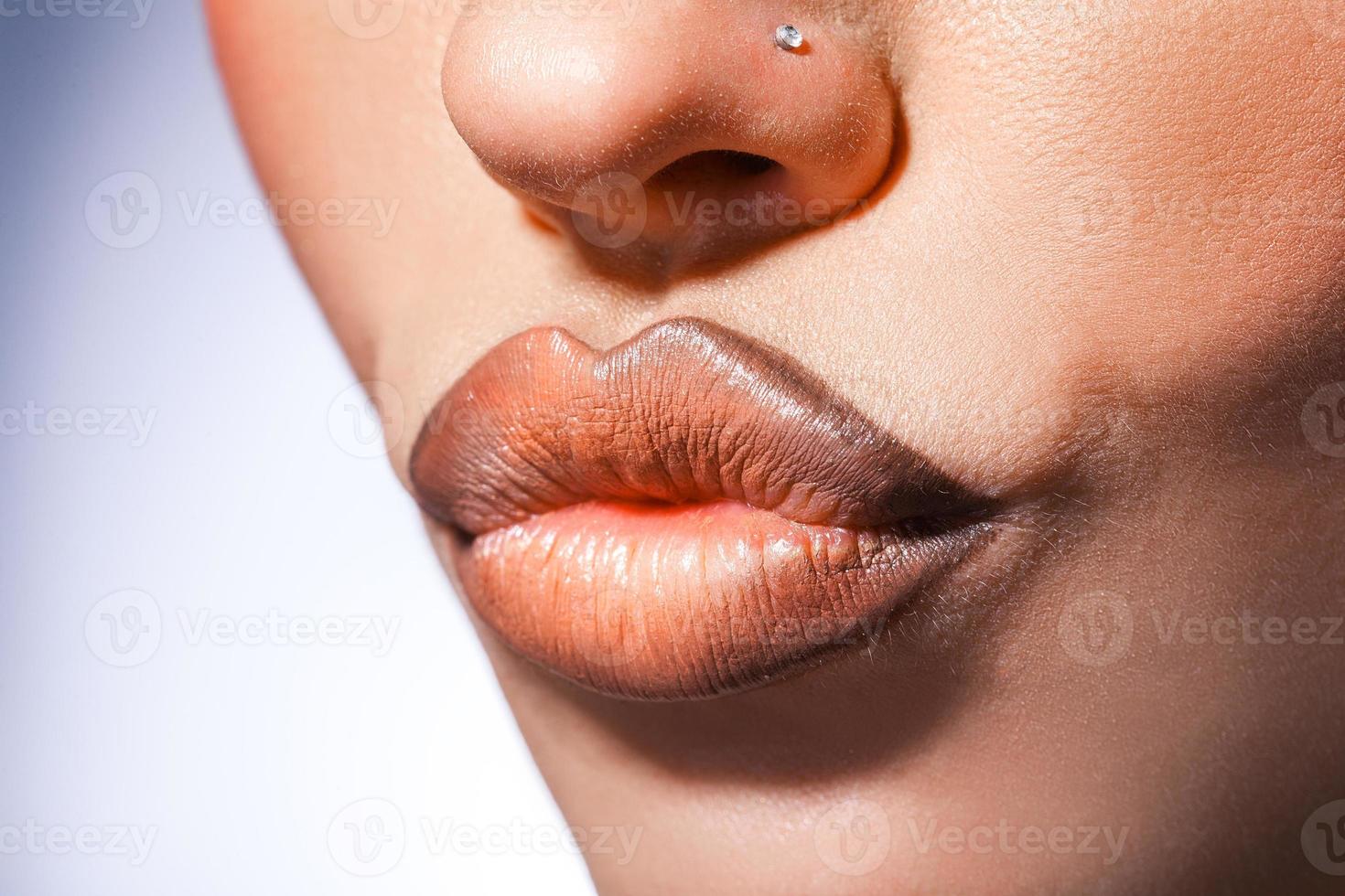 photo horizontale de lèvres de femme avec rouge à lèvres