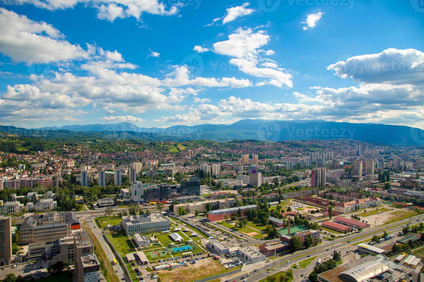 paysage urbain avec des montagnes photo