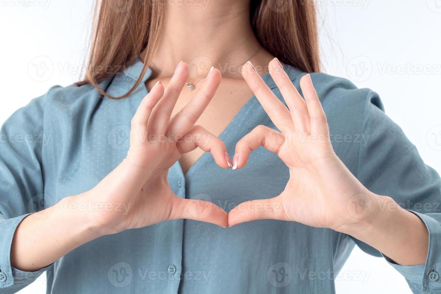 fille se tenant la main devant et montre un geste chérie en gros plan photo