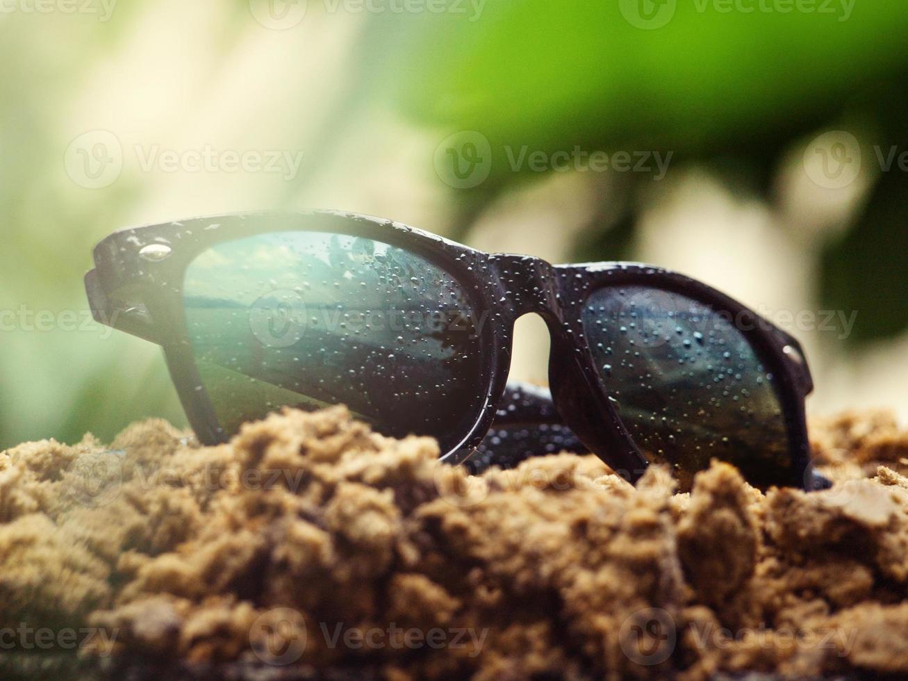 les lunettes de soleil sont couvertes de gouttes de pluie photo