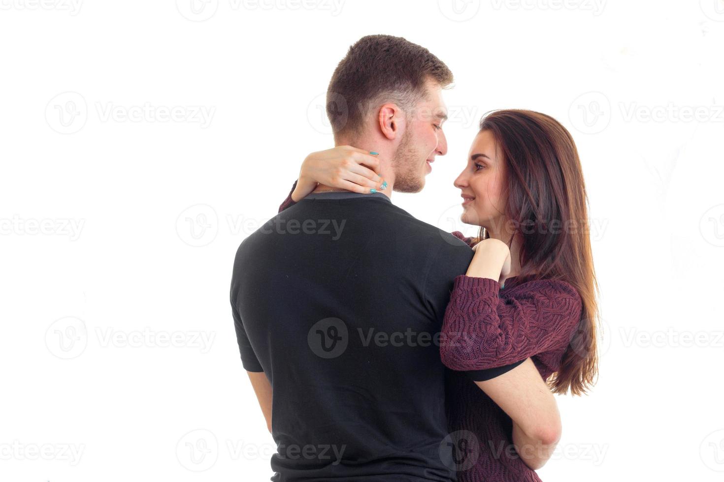 Beau couple charmant se regarde et s'embrasse est isolé sur fond blanc photo