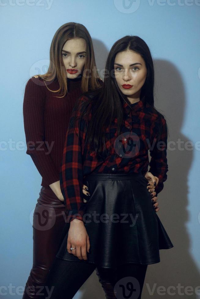 deux belles femmes en studio photo