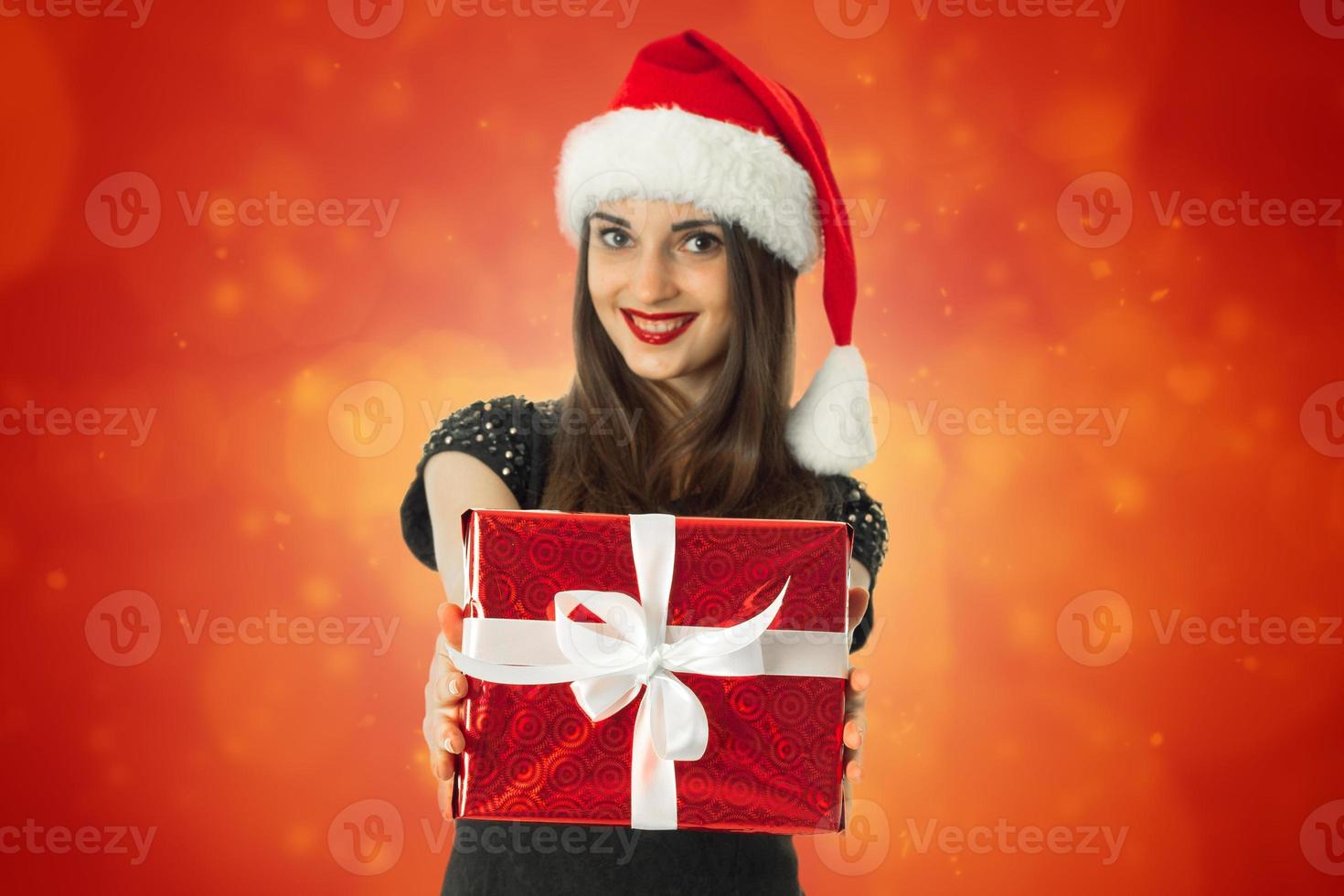 fille en bonnet de noel regardant la caméra photo