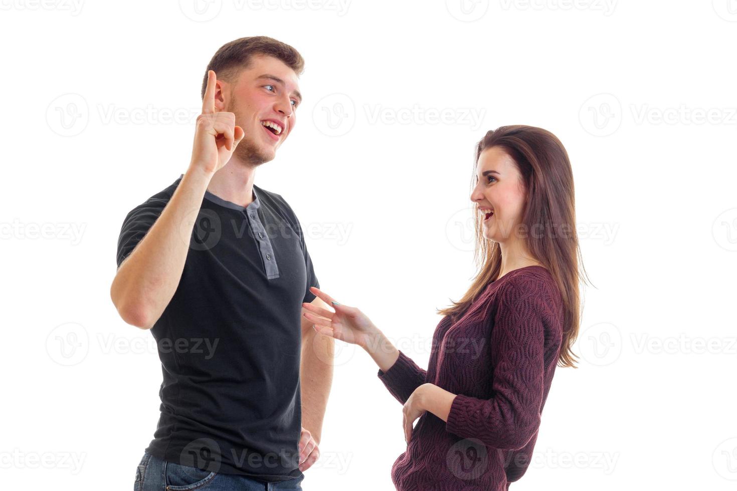 joyeux jeune homme se tient avec sa fille joyeuse et lève un doigt photo