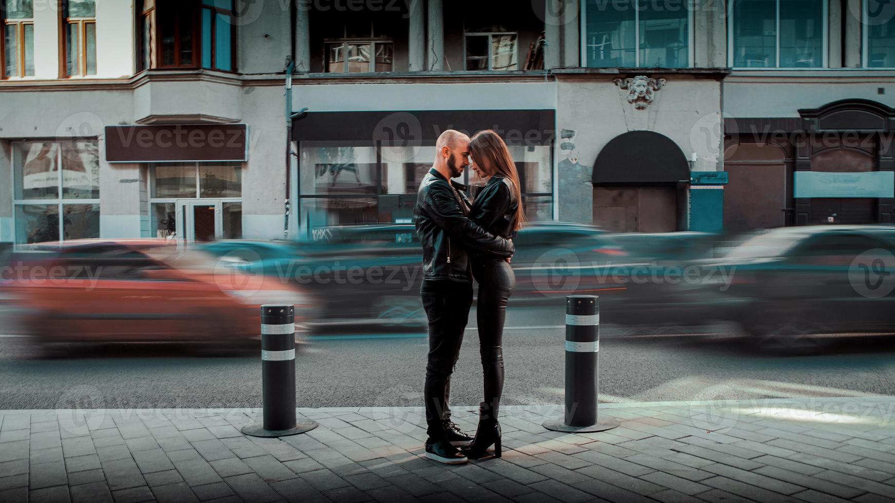 couple sexy câlins dans la rue photo