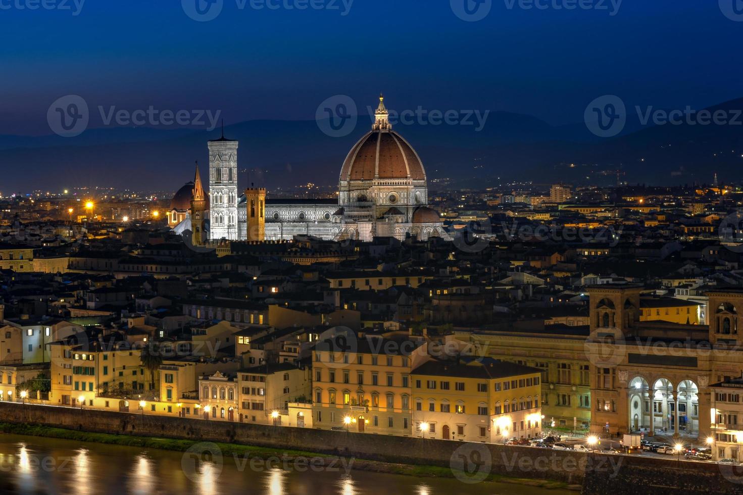 vue sur florence au coucher du soleil depuis la piazzale michelangelo en italie. photo