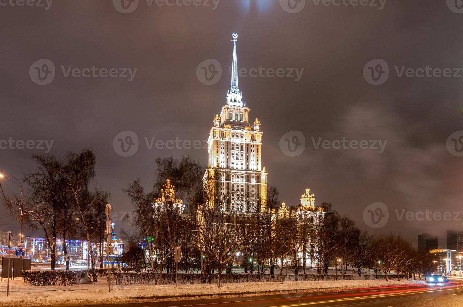 vue de l'hôtel ukraina la nuit à moscou, en russie. c'est l'une des sept soeurs, un groupe de sept gratte-ciel à moscou conçu dans le style stalinien. photo