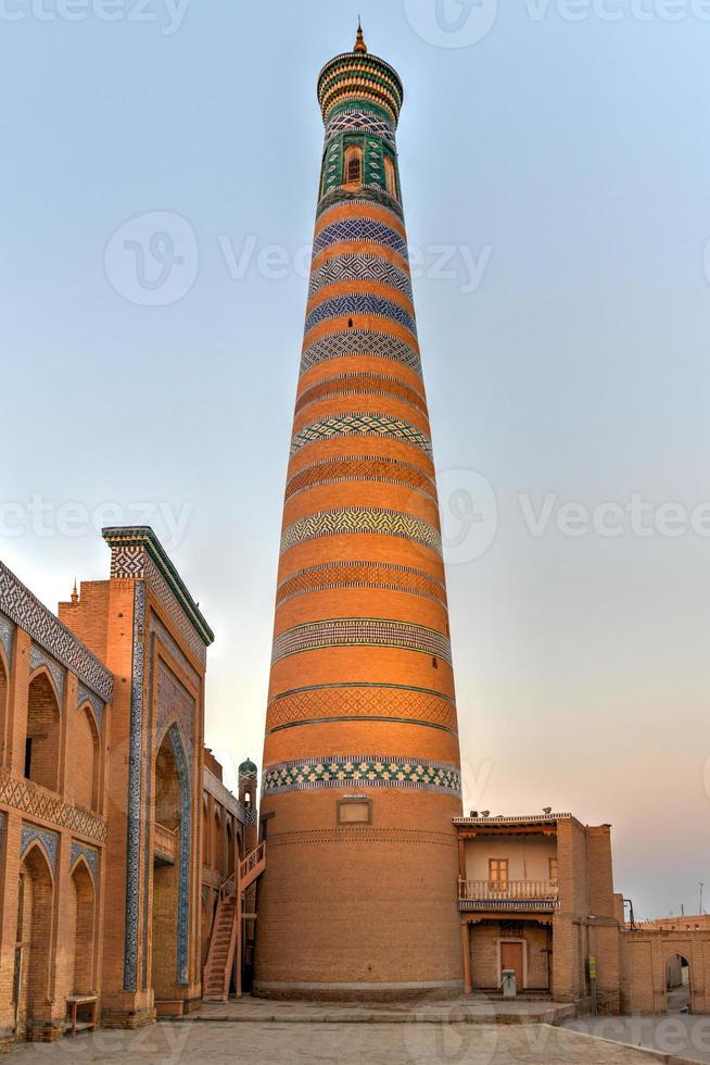 l'architecture de la madrassa de la vieille ville et du minaret islam khoja. photo