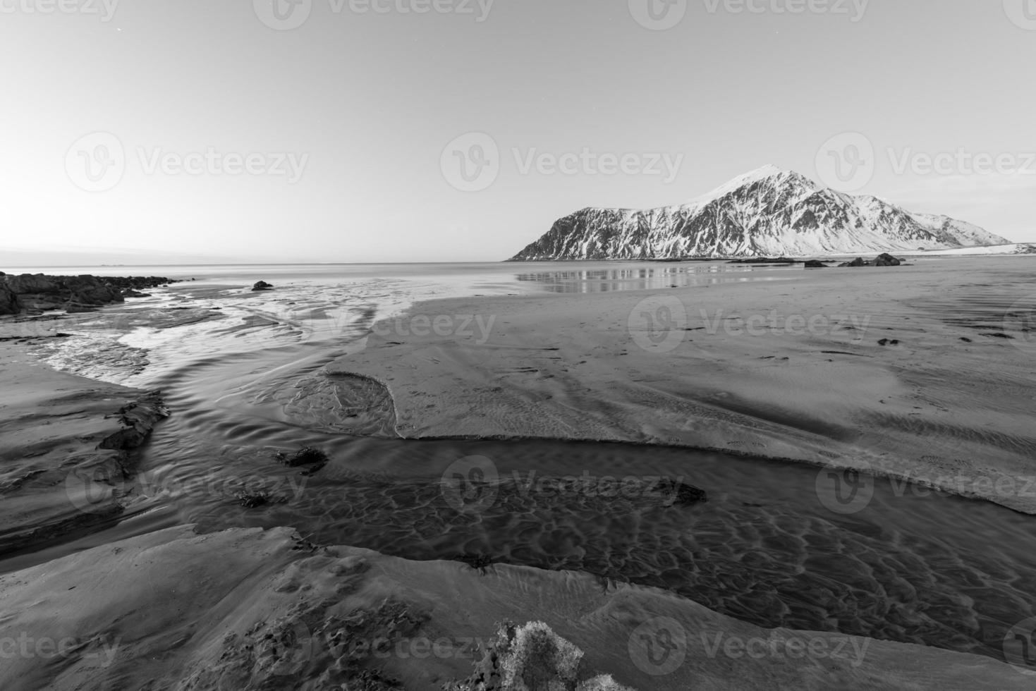 plage de skagsanden dans les îles lofoten, norvège en hiver au crépuscule. photo