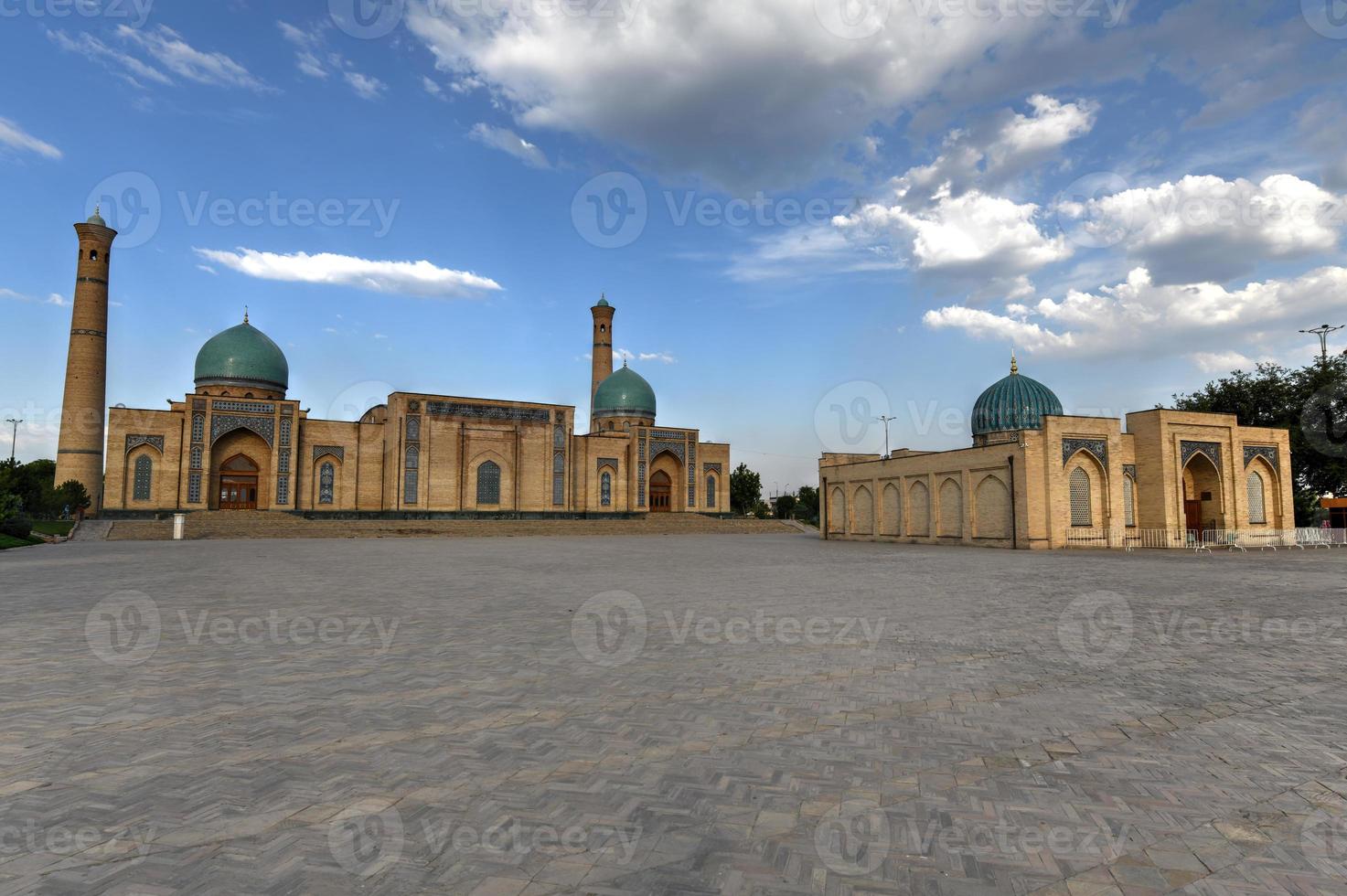 vue sur le complexe hazrati imam de tachkent madrasa barakhan à tachkent, ouzbékistan. photo