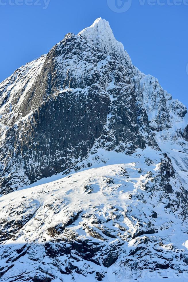 boosen par bo avec sommet de montagne. dans les îles lofoten, norvège en hiver. photo