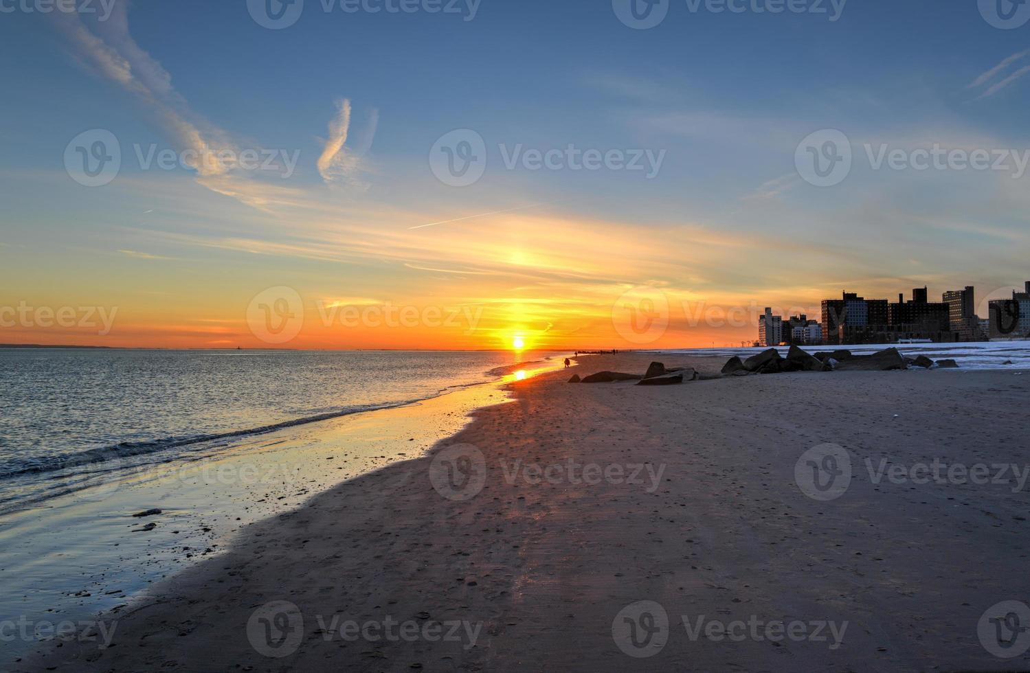 coucher de soleil sur la plage de Brighton et Coney Island photo