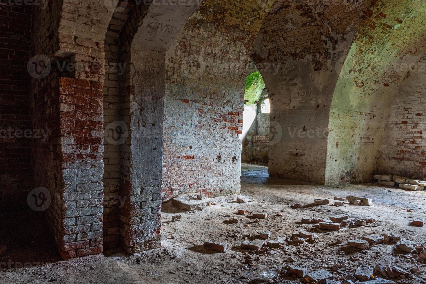 anciennes caves de la forteresse à daugavpils photo