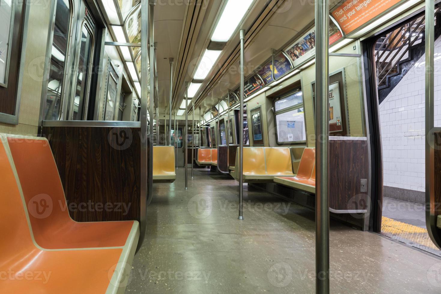 intérieur de la voiture de métro de new york lorsqu'il est vide. photo