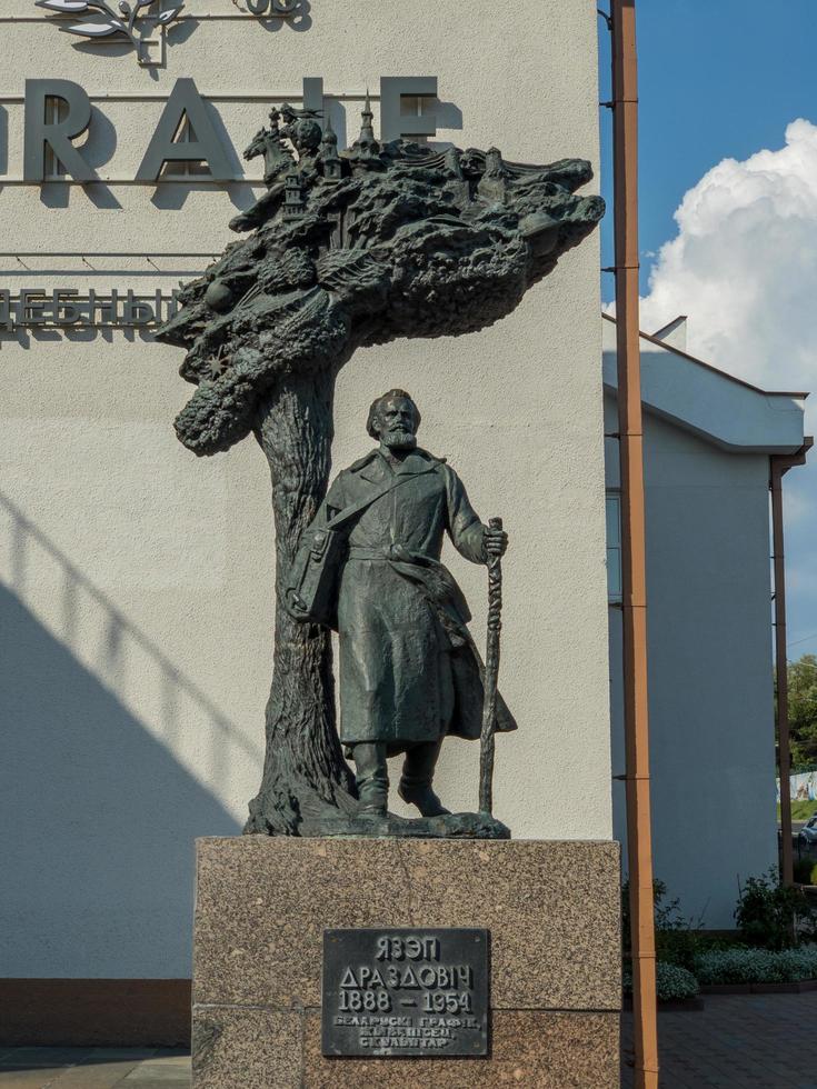 minsk, biélorussie - 21 juillet 2019 - monument à l'artiste biélorusse jazep drazdovich à minsk, biélorussie. photo
