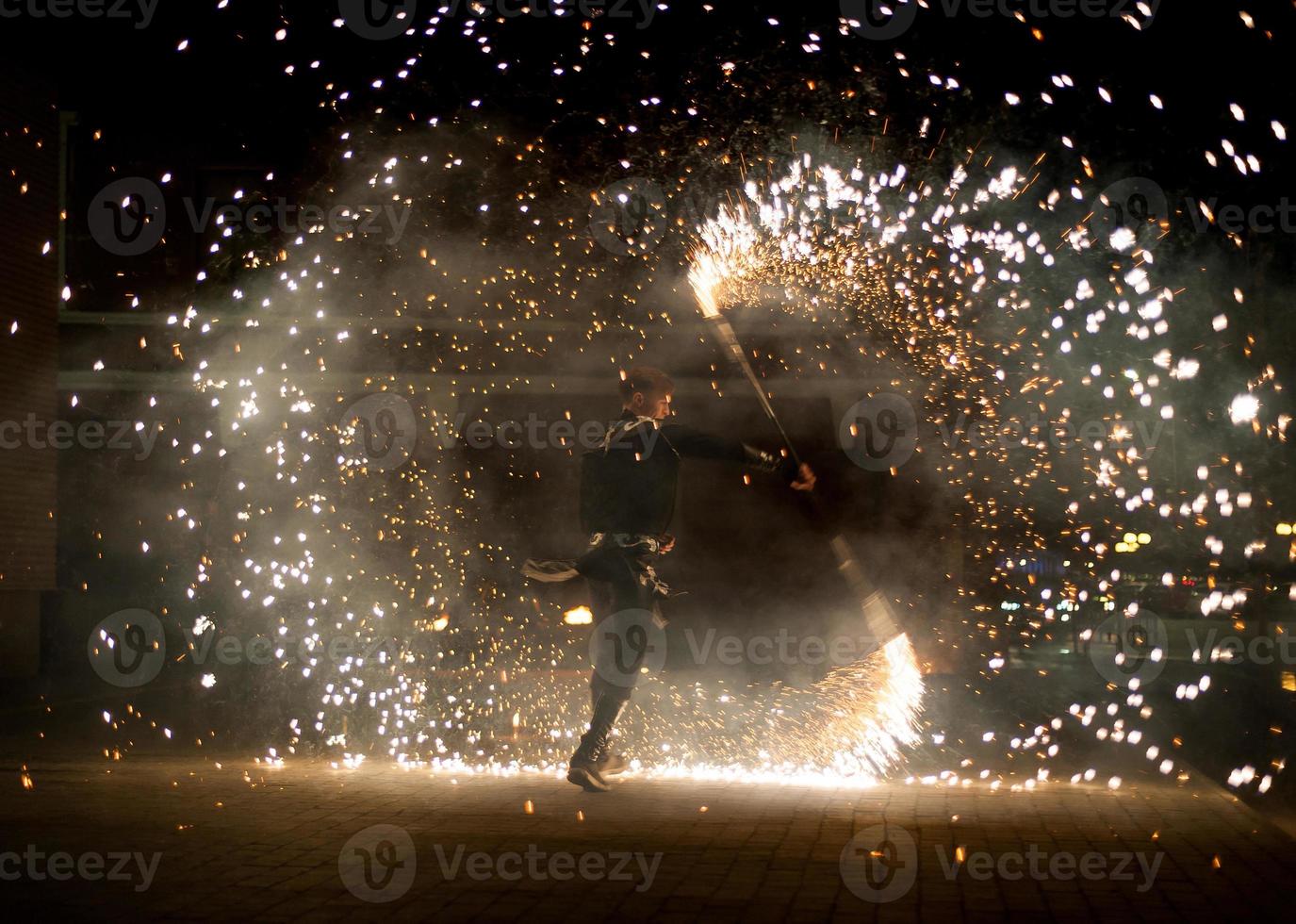 spectacle de feu festif réalisé par des professionnels photo