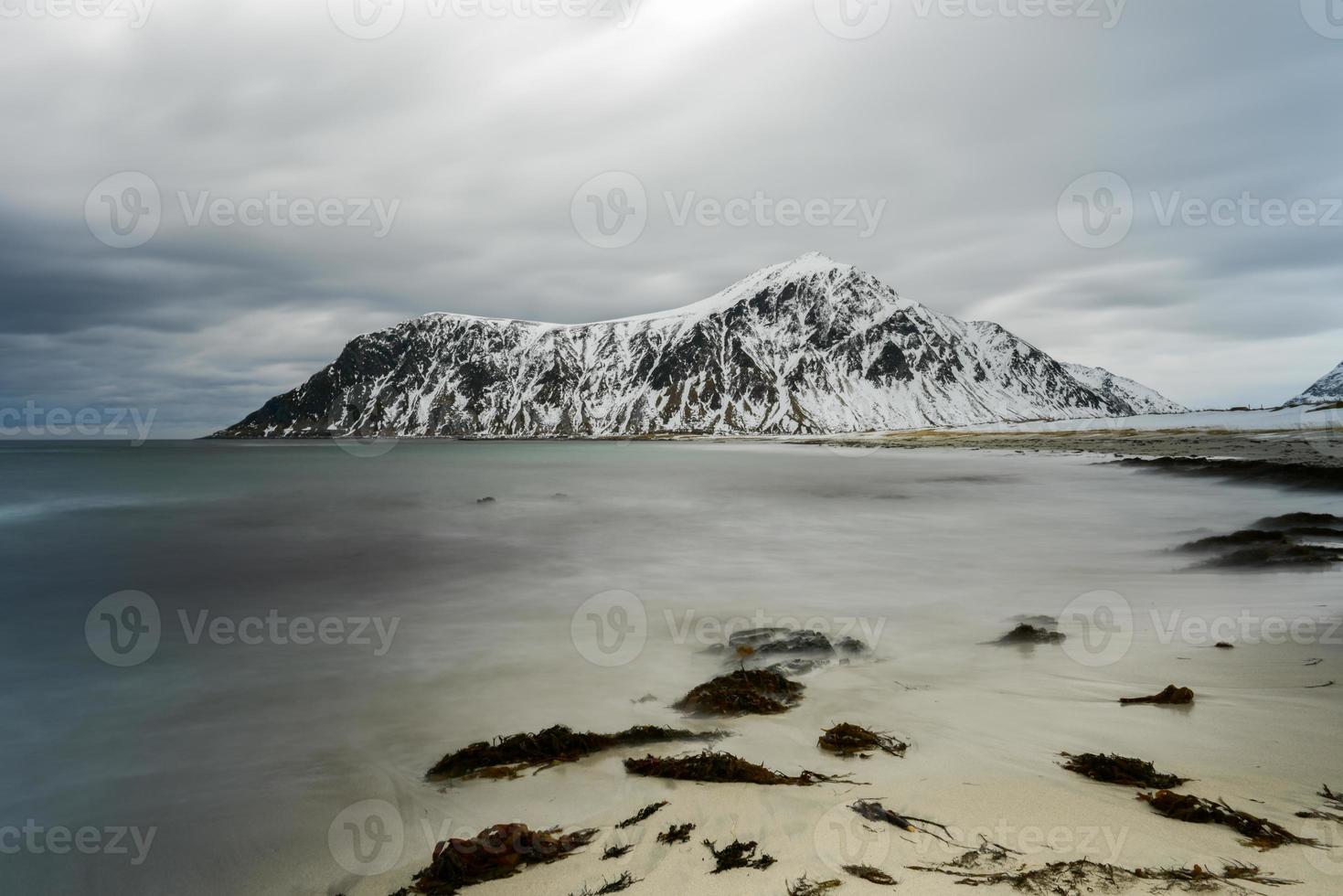 plage de skagsanden dans les îles lofoten, norvège en hiver par temps nuageux. photo