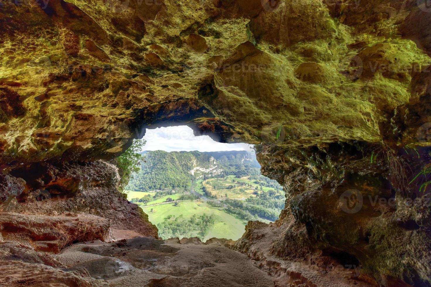 vue à travers la grotte de la fenêtre à arecibo, porto rico. photo