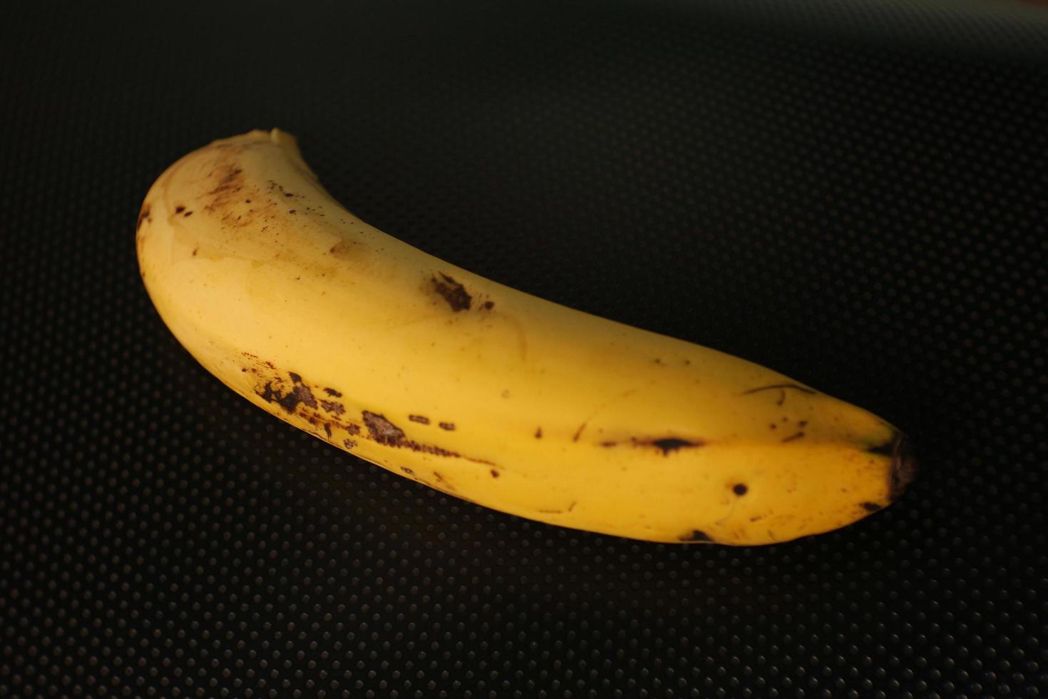banane jaune fraîche sur fond noir. photo