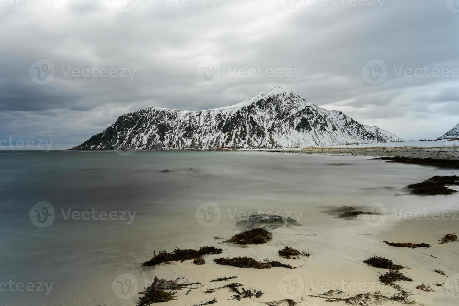 plage de skagsanden dans les îles lofoten, norvège en hiver par temps nuageux. photo