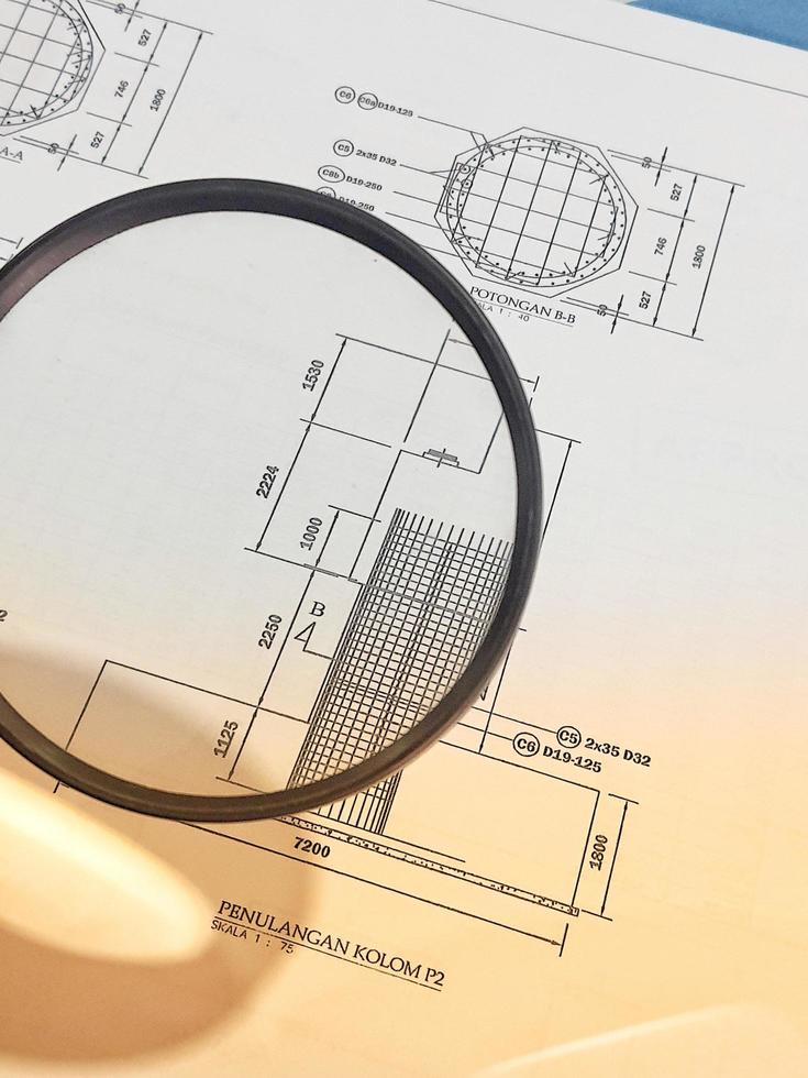 une loupe est souvent utilisée pour visualiser et agrandir les dessins d'atelier détaillés photo