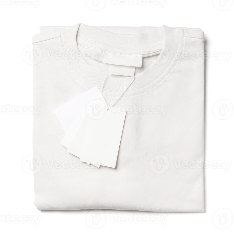 t-shirt avec des étiquettes en papier vierges sur fond blanc photo