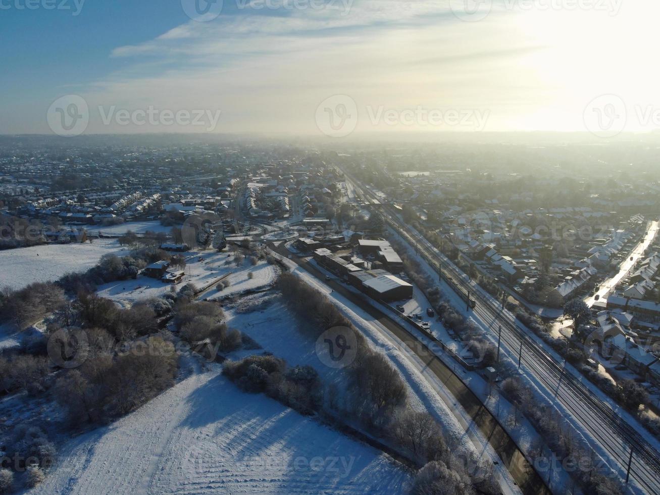 vue en grand angle du paysage et du paysage urbain du nord de luton recouverts de neige, images aériennes de la ville de luton du nord de l'angleterre royaume-uni après la chute de neige. la 1ère chute de neige de cet hiver 2022 photo