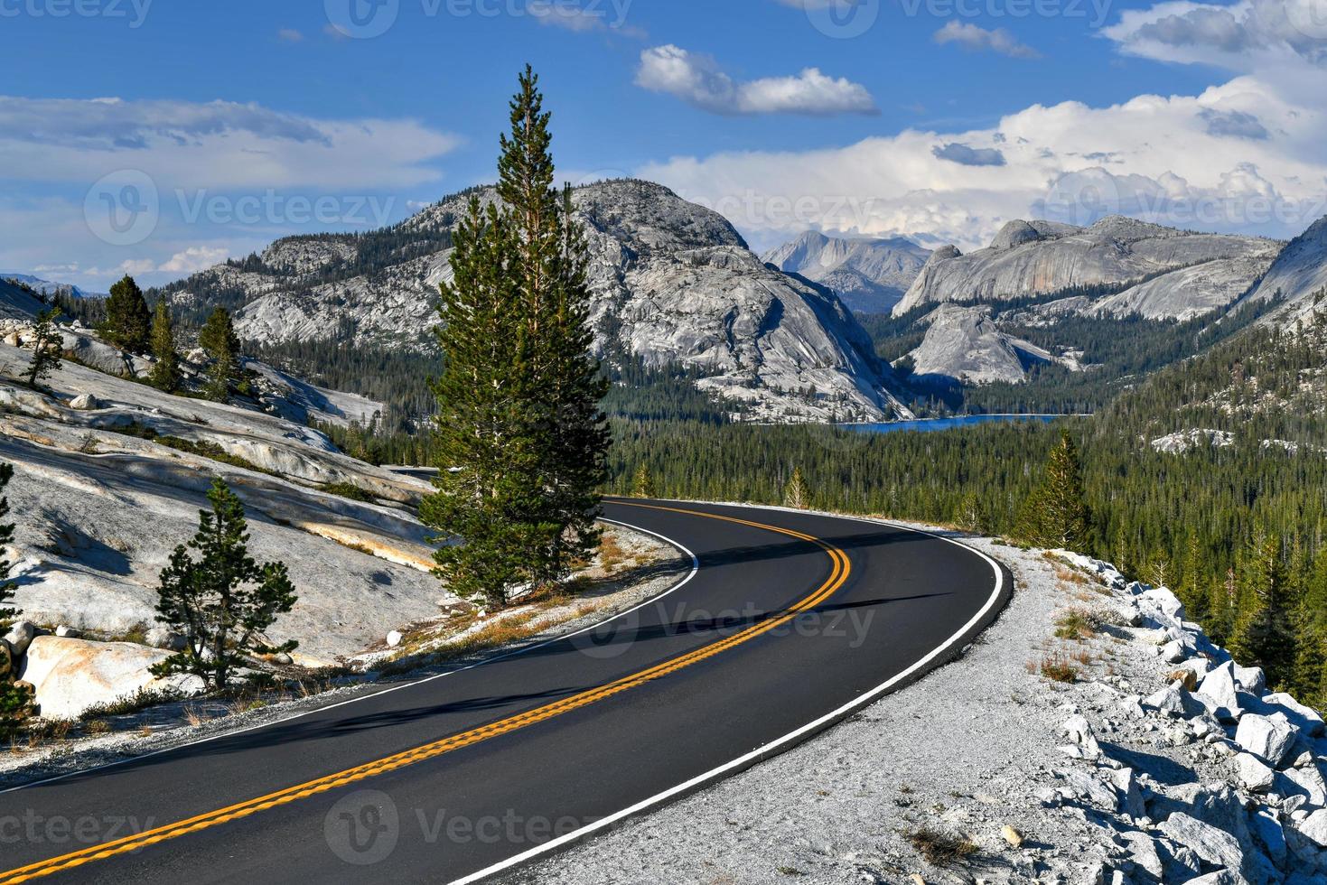 route le long d'olmsted point dans le parc national de yosemite en californie. photo