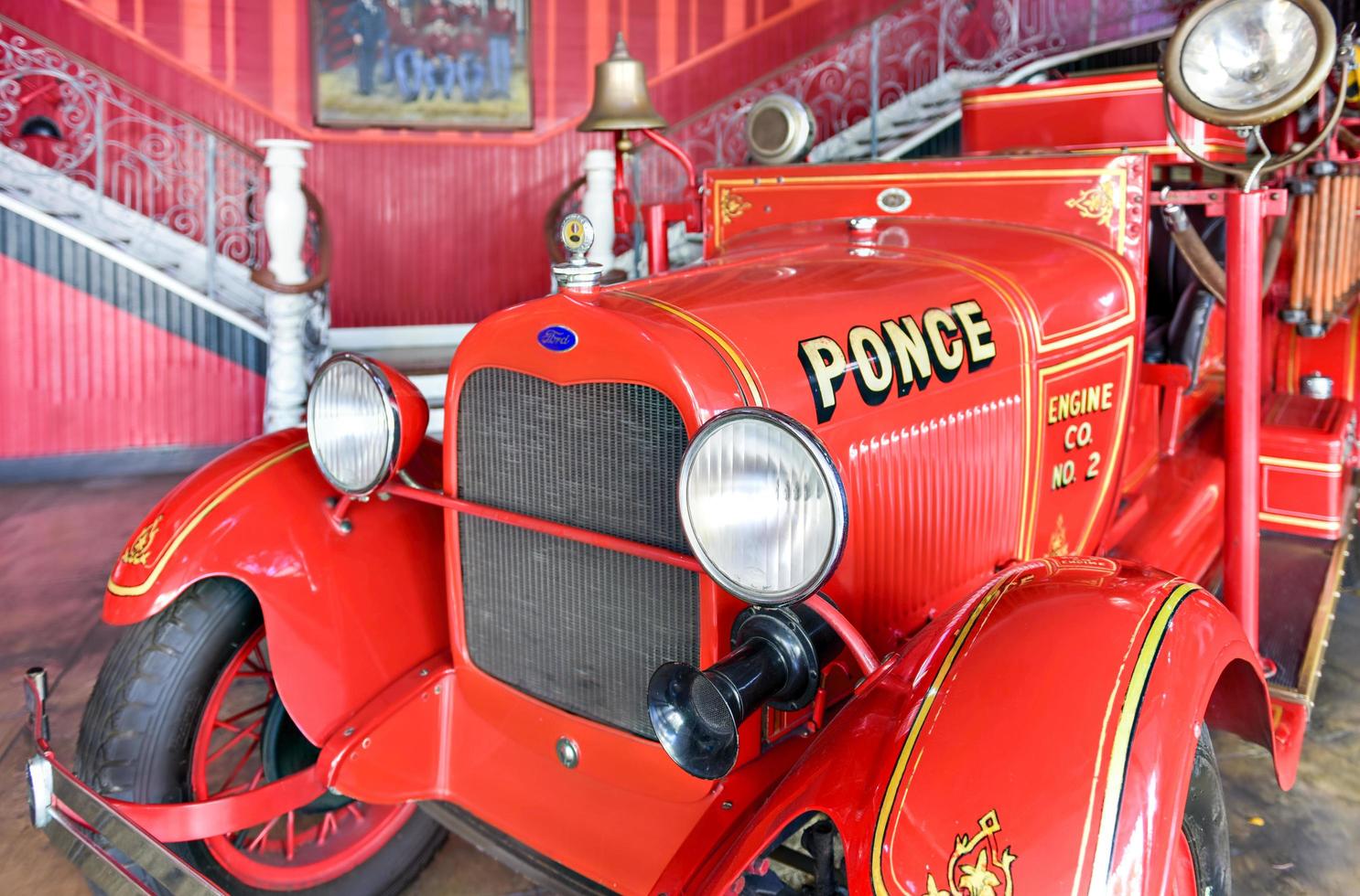 ponce, porto rico - 27 décembre 2015 - camion de pompiers ford dans le musée de la caserne de pompiers parque de bombas à ponce, porto rico. photo