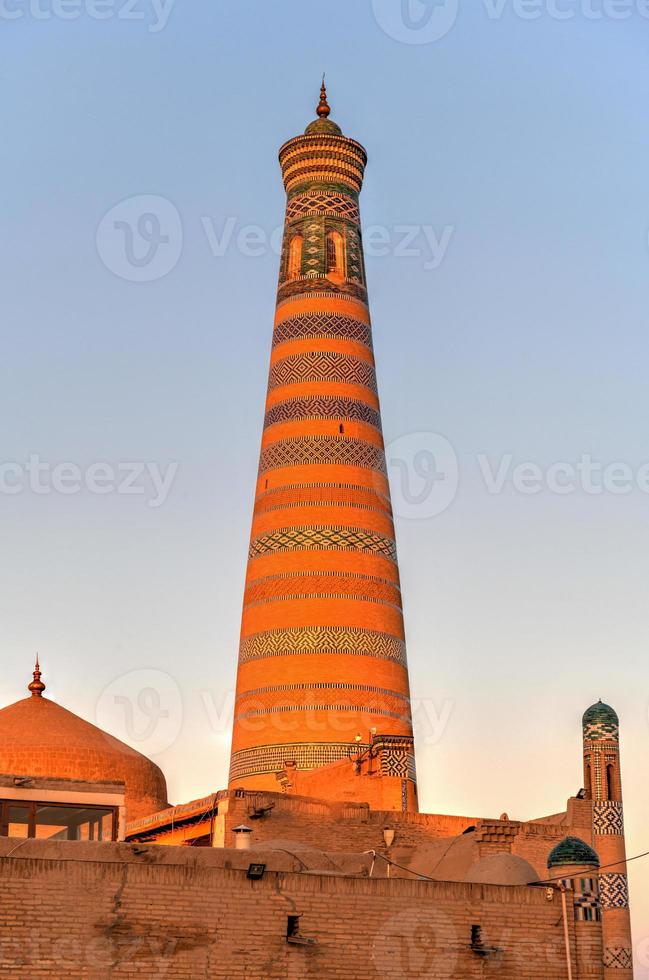 l'architecture de la madrassa de la vieille ville et du minaret islam khoja. photo