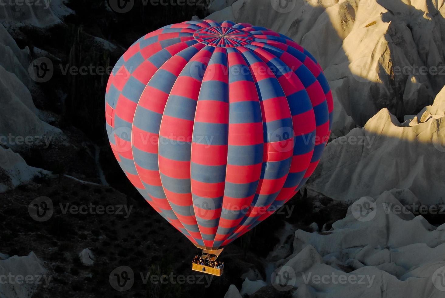 Montgolfières au-dessus de la Cappadoce, Anatolie centrale, Turquie photo