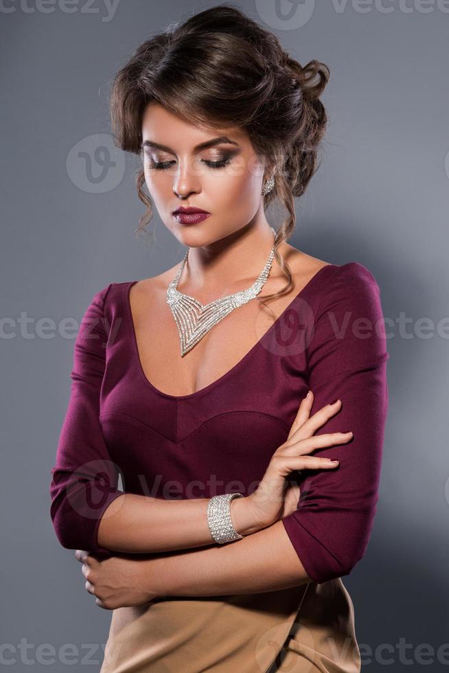 jeune femme magnifique qui porte de beaux bijoux photo