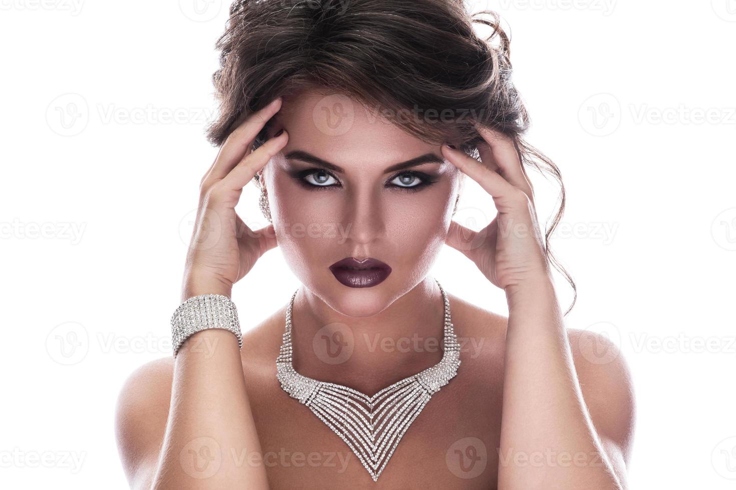 femme porte de beaux bijoux sur fond blanc photo
