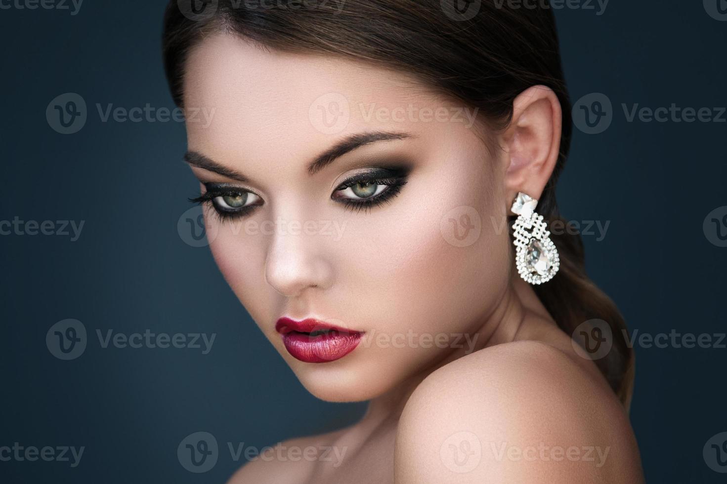 portrait de belle jeune femme avec de belles boucles d'oreilles photo