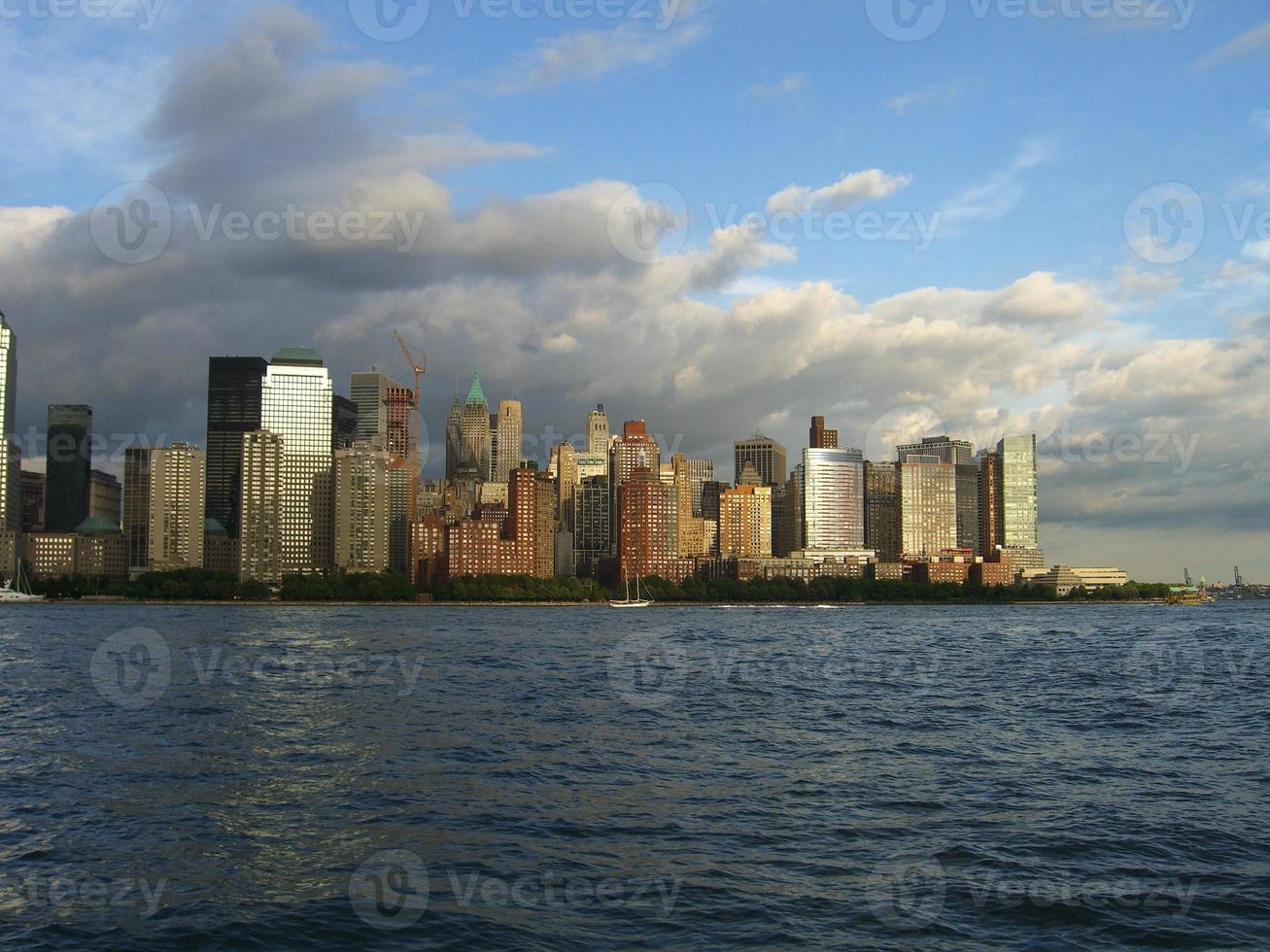 skyline du centre-ville de new york vu de la rivière hudson photo