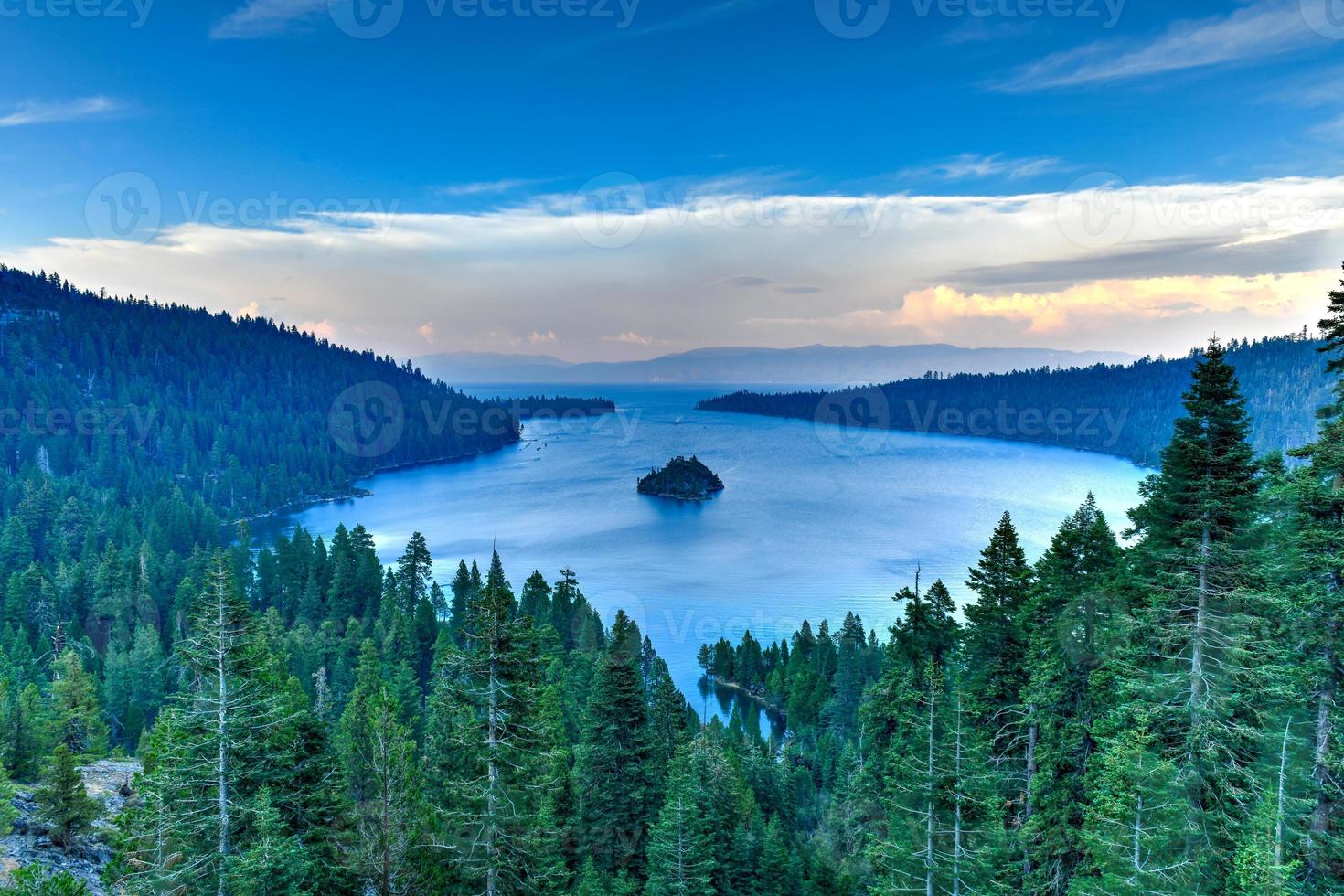 Le parc d'état d'Emerald Bay est un parc d'état de Californie aux États-Unis, centré sur la baie d'émeraude du lac Tahoe, un site naturel national. photo